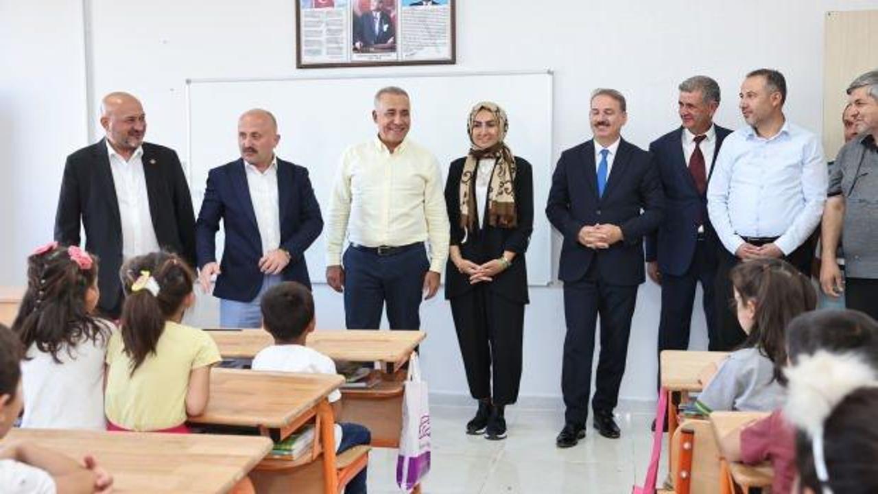 Sultangazi Belediyesi’nden Adıyaman’daki 12 bin öğrenciye çanta ve kırtasiye yardımı