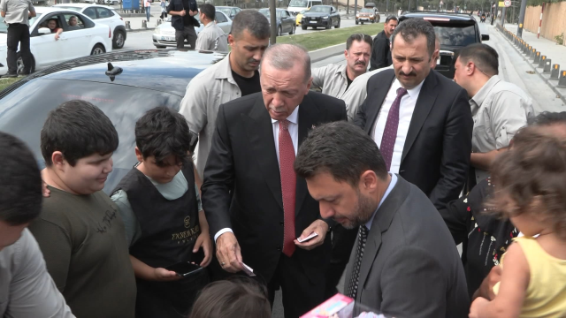 Cumhurbaşkanı Erdoğan, kendisini bekleyen vatandaşları görünce aracından indi