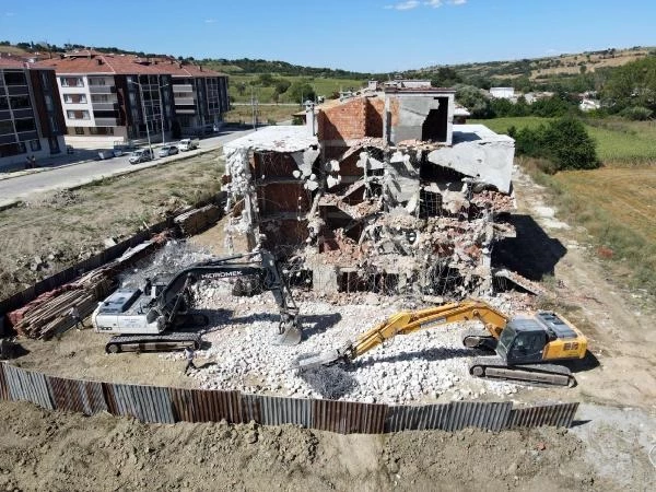 27 daireli inşaat için 'uygunluk' raporu verilen beton 'kullanılamaz' çıktı, binalar hemen yıkıldı