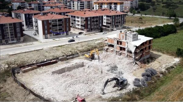 27 daireli inşaat için 'uygunluk' raporu verilen beton 'kullanılamaz' çıktı, binalar hemen yıkıldı