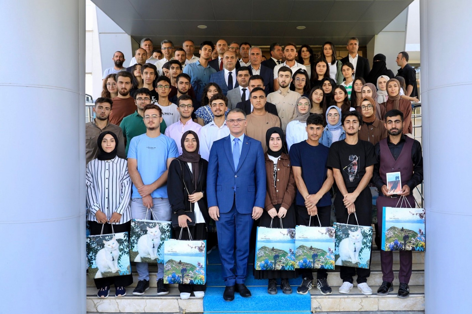 Van’da başarılı öğrenciler valilikte ağırlandı