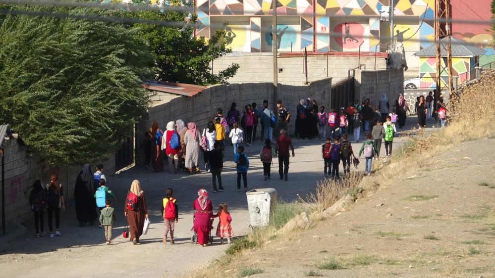 Vanlı öğrenciler mahallelerine okul istiyor