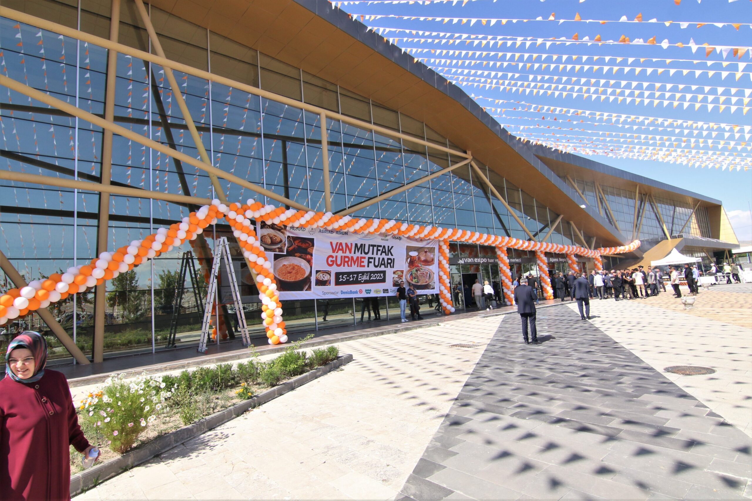 Van Yöresel Ürünler ve Gurme Fuarı kapılarını açtı