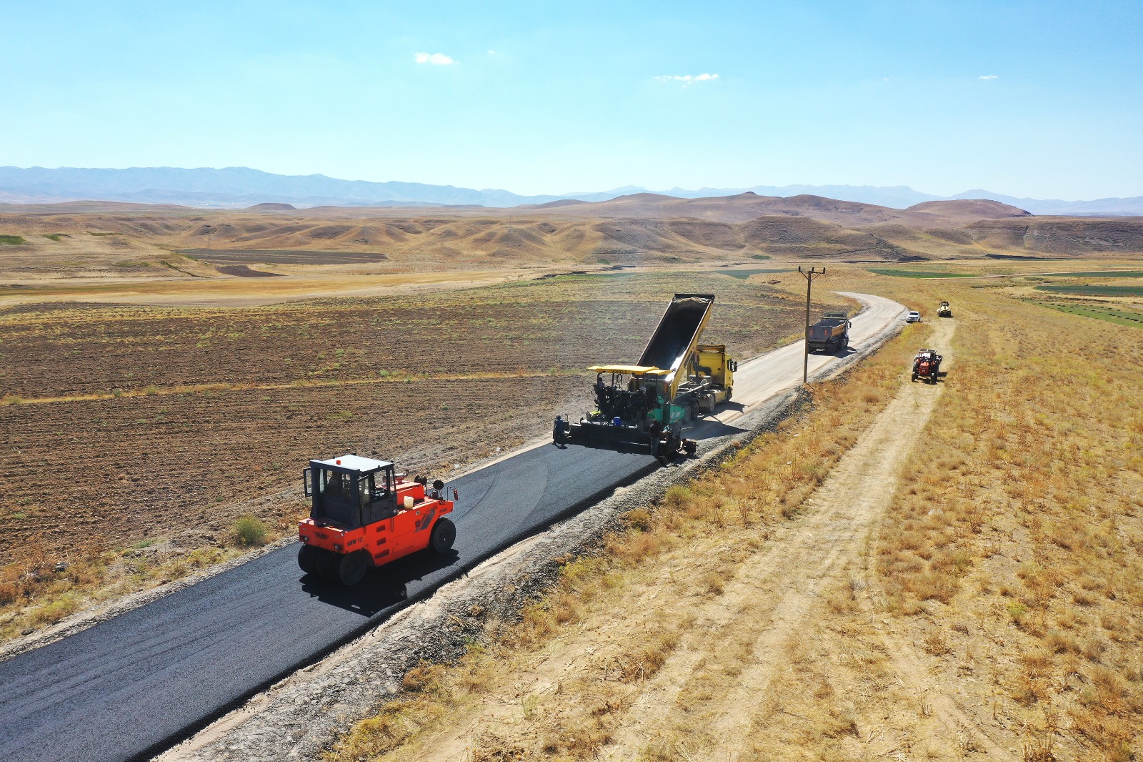 Van’da mahalle yollarında asfaltlama çalışmaları sürüyor