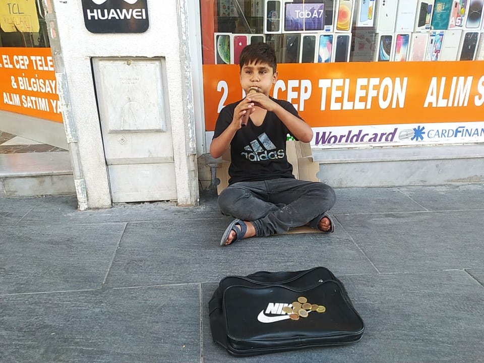 Van’da mey çalan çocuk kendine hayran bırakıyor