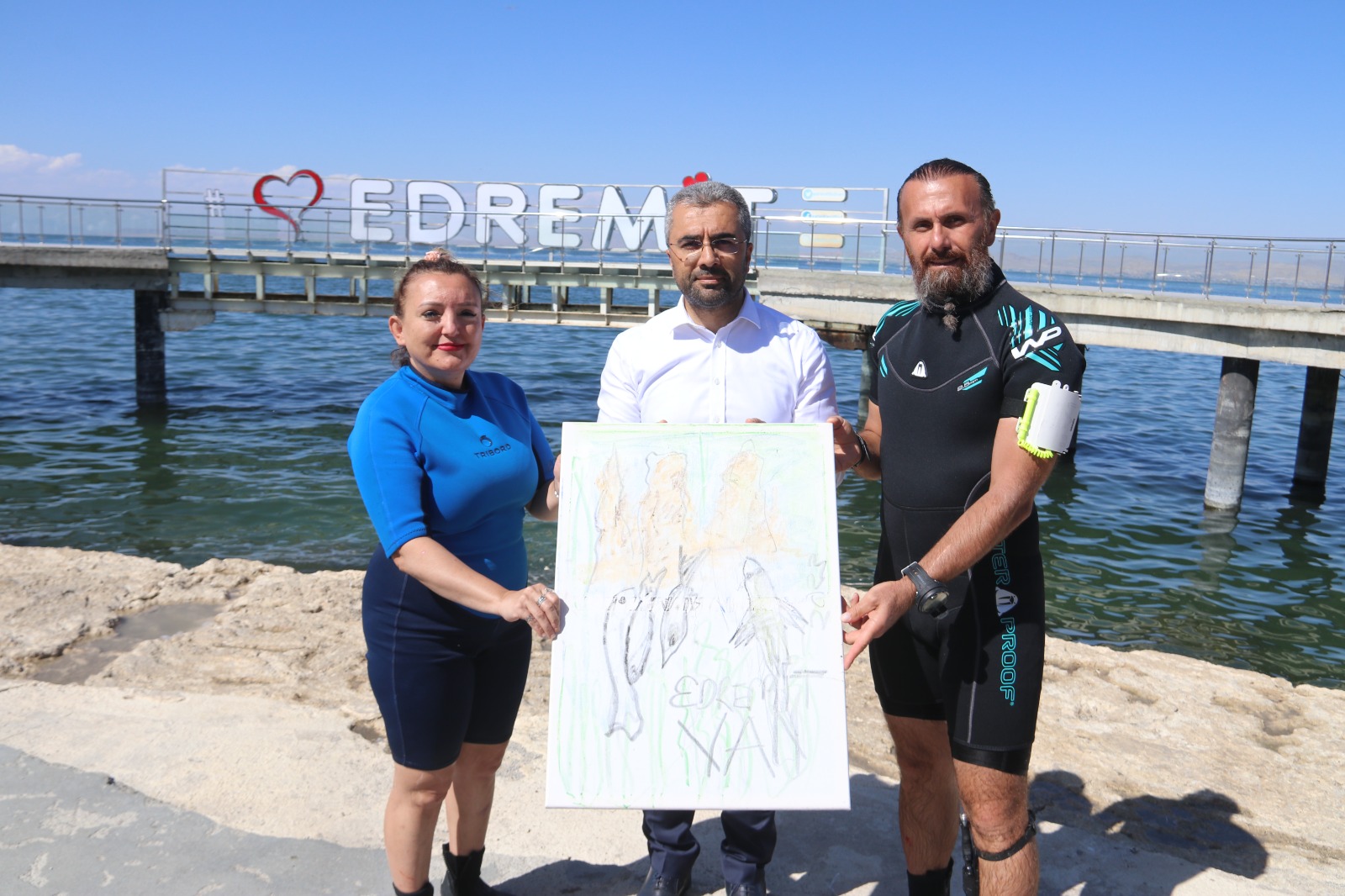 Van Gölü’nün Korunması İçin Mavi Sularda Resim Çizdi