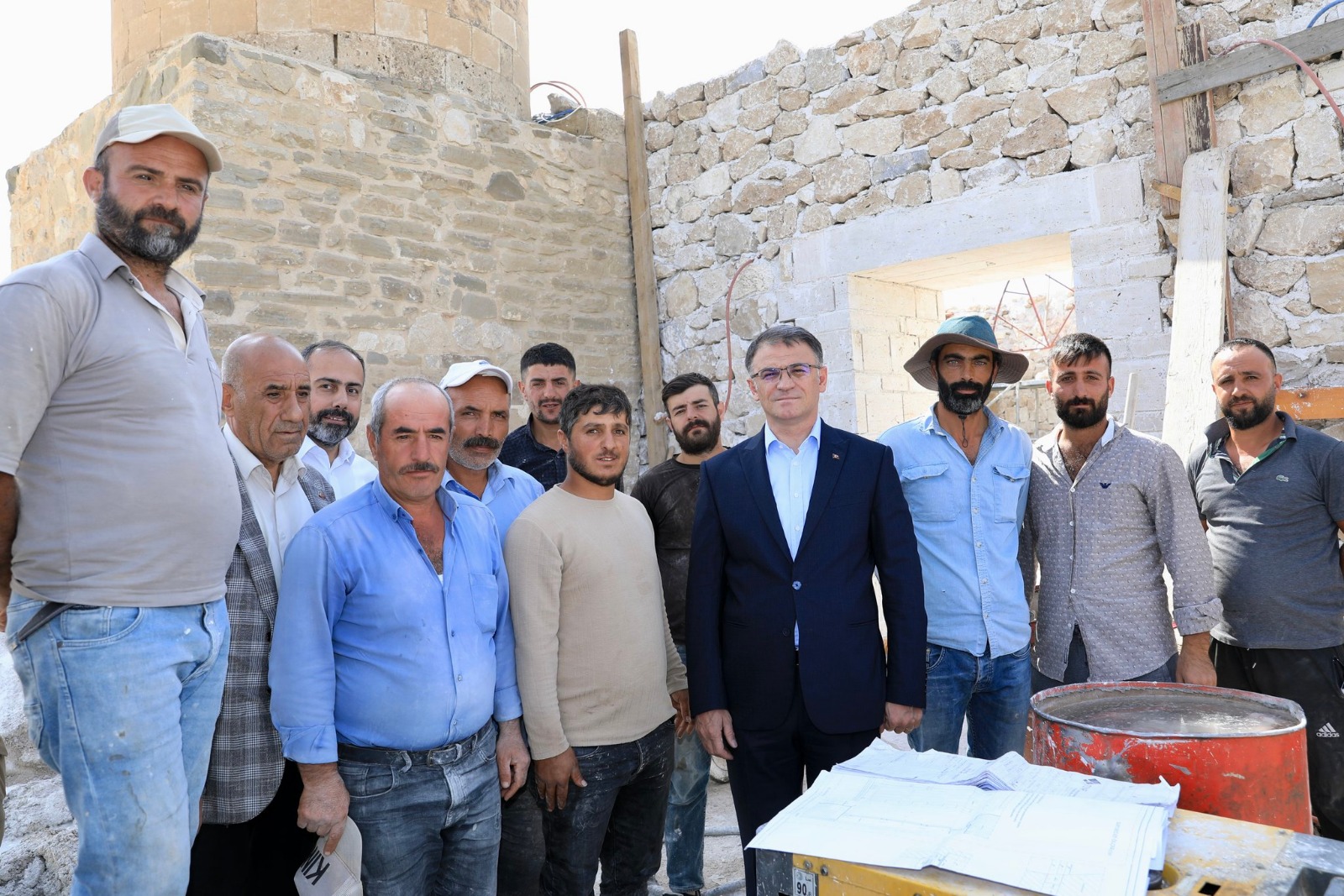 Van Kalesi’nin zirvesindeki caminin restorasyonu devam ediyor