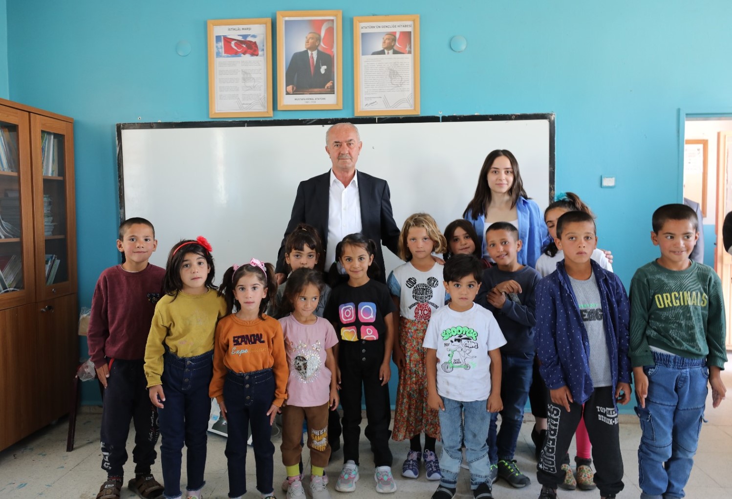 Başkan Akman öğrencilere kırtasiye malzemesi hediye etti