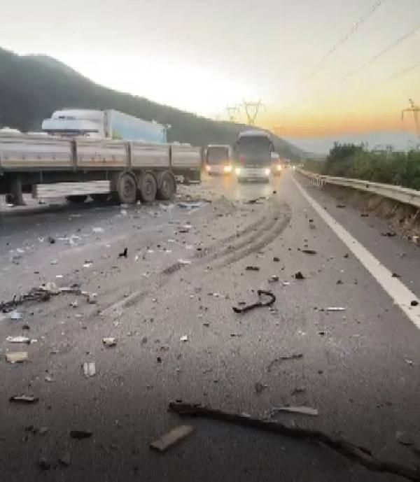 Emniyet şeridinde feci kaza: 2 şoför öldü!