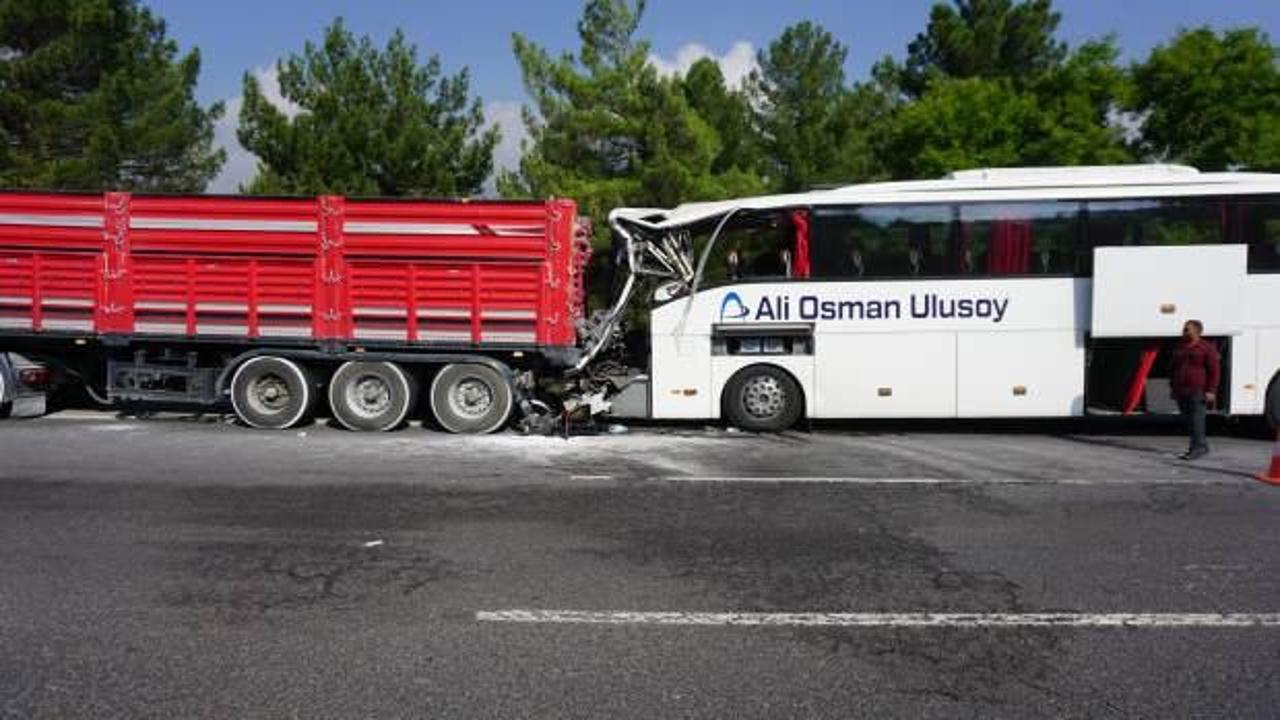 Adana’da feci kaza: 2 ölü 12 yaralı