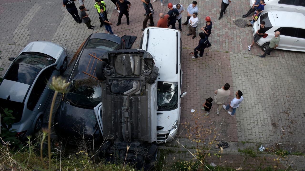 Amatör sürücü vitesi karıştırınca 8 metreden alt sokağa uçtu