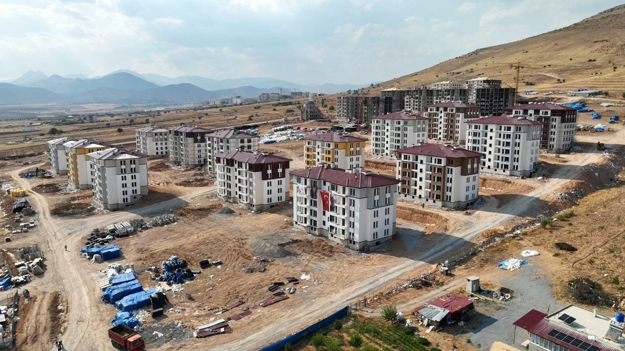 Bakan Özhaseki, deprem konutları için tarih verdi