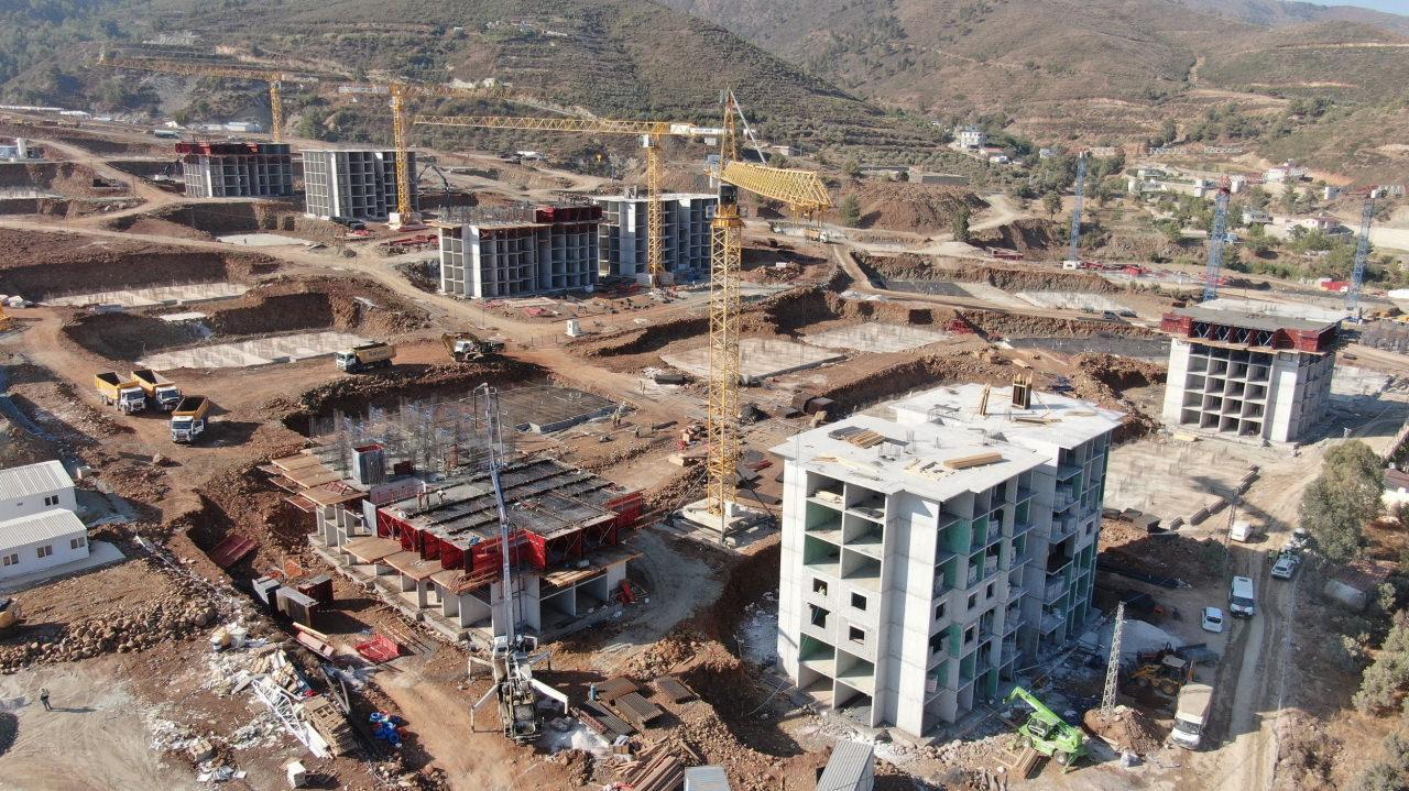 Bakan Özhaseki, deprem konutları için tarih verdi