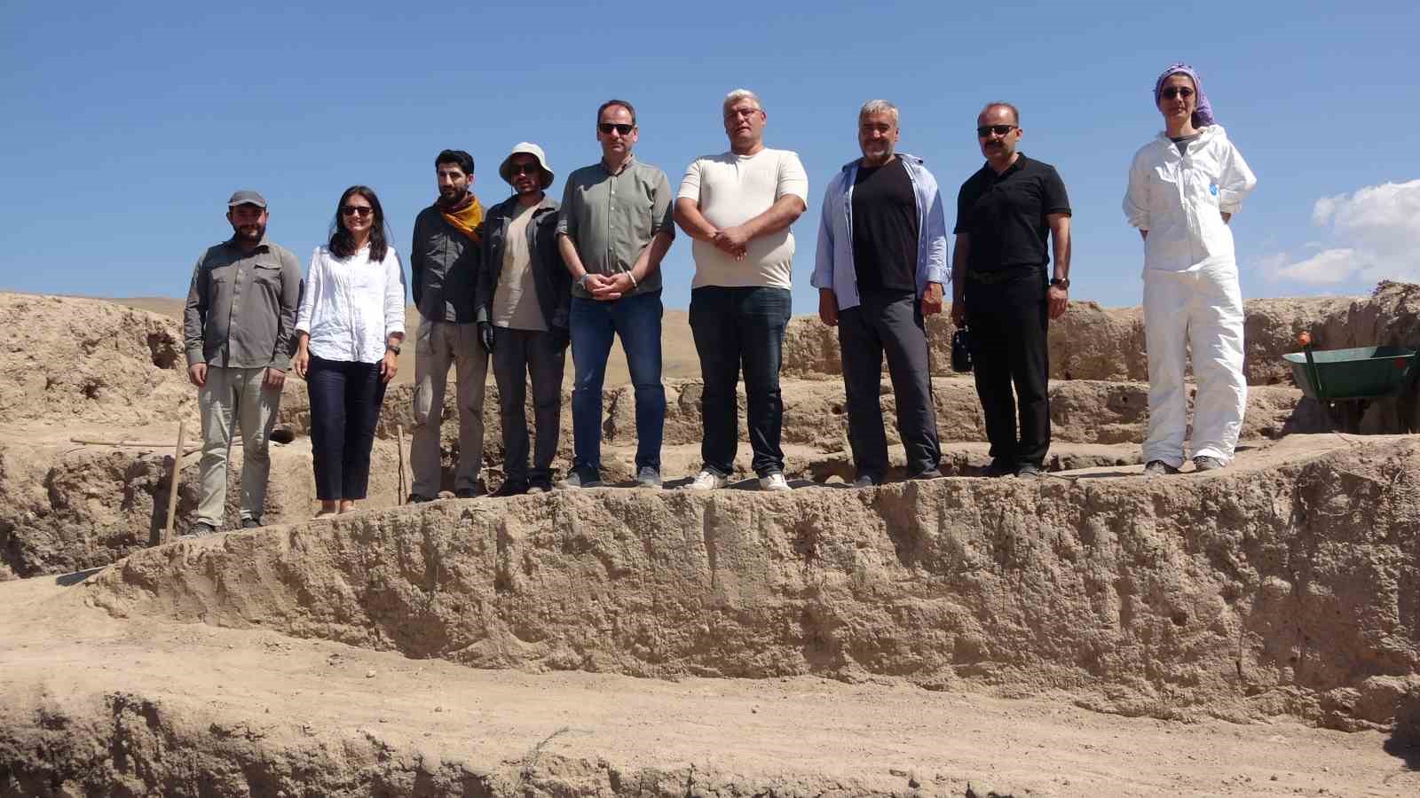 Garibin Tepe’deki kazılarda 2 bin 700 yıllık pithoslar bulundu