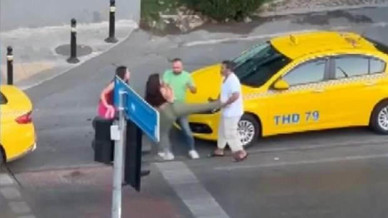Beyoğlu’nda taksici ile kadınların kavgası kamerada