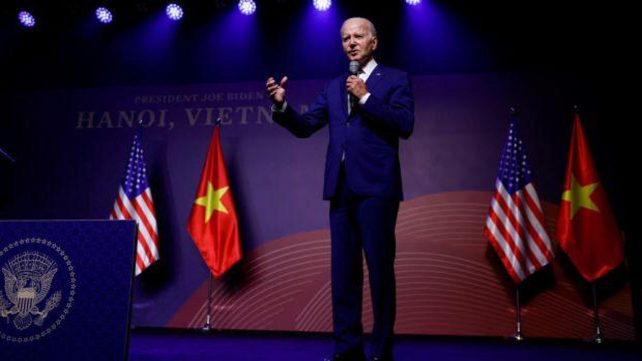 Biden’a Vietnam’da şok: Sesini kestiler, sahneyi terk etti!