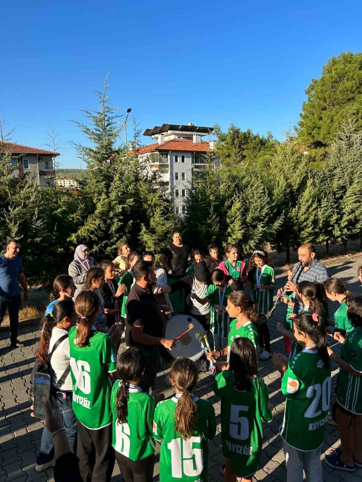 Türkiye ikincisi olan Muğla Kızlar Hokey Karması davul zurna ile karşılandı