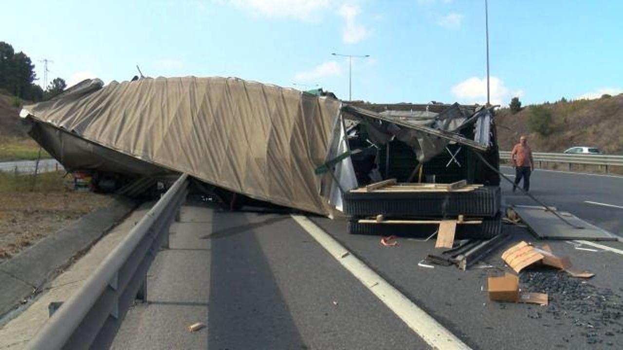 Çekmeköy’de TIR ile kamyonet çarpıştı: 2 yaralı