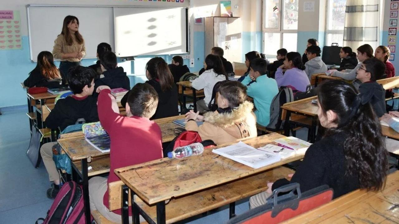 Deprem nedeniyle naklini başka ile aldıran öğrencilerden 72 bin 89’u okuluna döndü