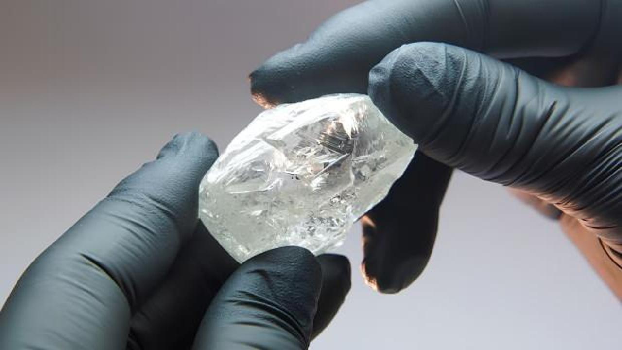 Dünya elmas devi satışları askıya aldı