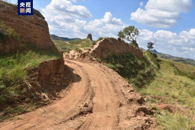 Çin Seddi'ni delip yol yaptılar