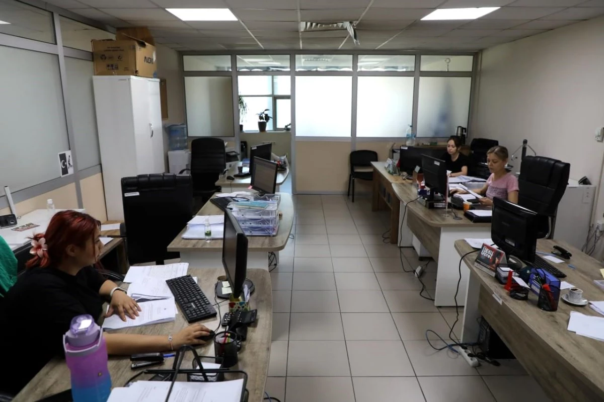 Edremit Belediyesi İhtiyaç Sahibi Öğrencilere Yardım Ediyor