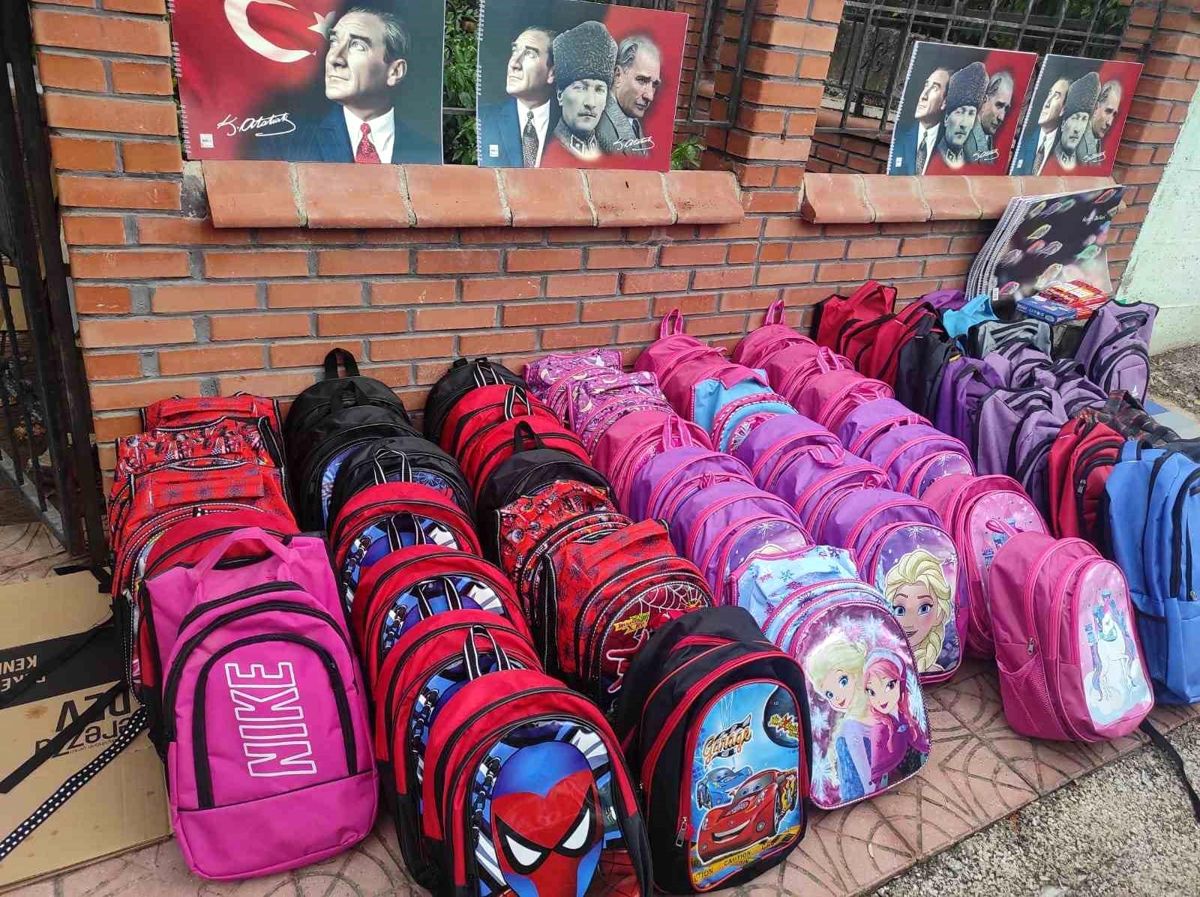 Eskişehir’de Hayırseverlerden 200 Çocuğa Okul Yardımı