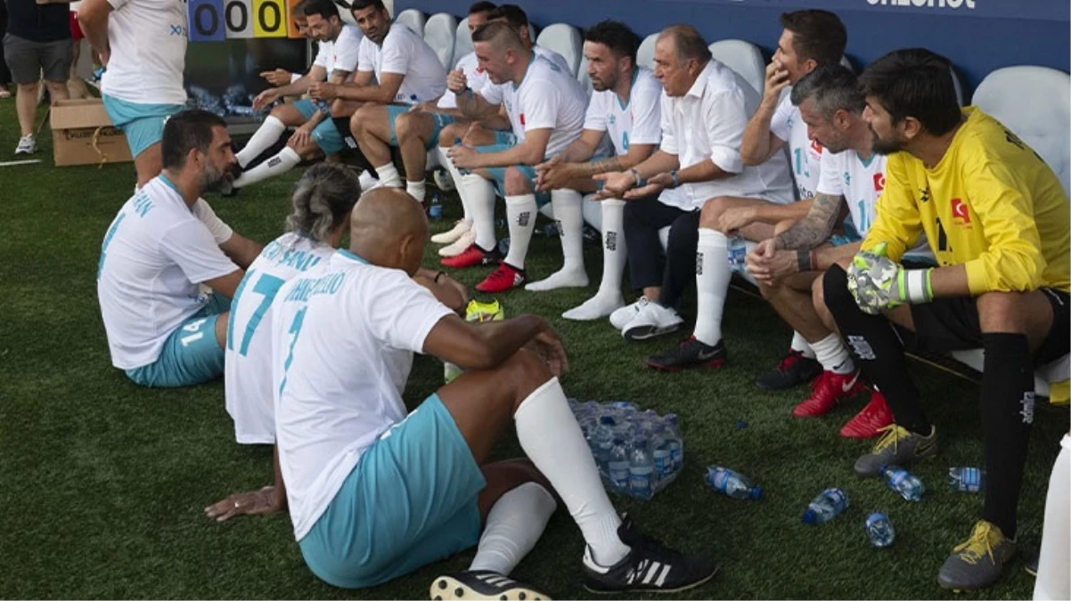 EURO 2008’deki Türkiye-İsviçre maçının oyuncuları, depremzedeler için sahaya çıktı! Kapanış golü Volkan’dan