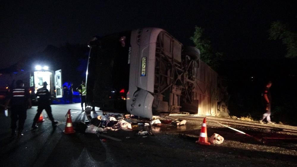Kahreden kaza haberi: Otobüs ve TIR şarampole uçtu! Ölü ve yaralılar var