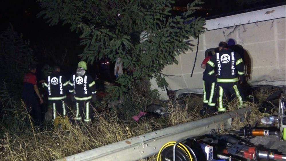Kahreden kaza haberi: Otobüs ve TIR şarampole uçtu! Ölü ve yaralılar var