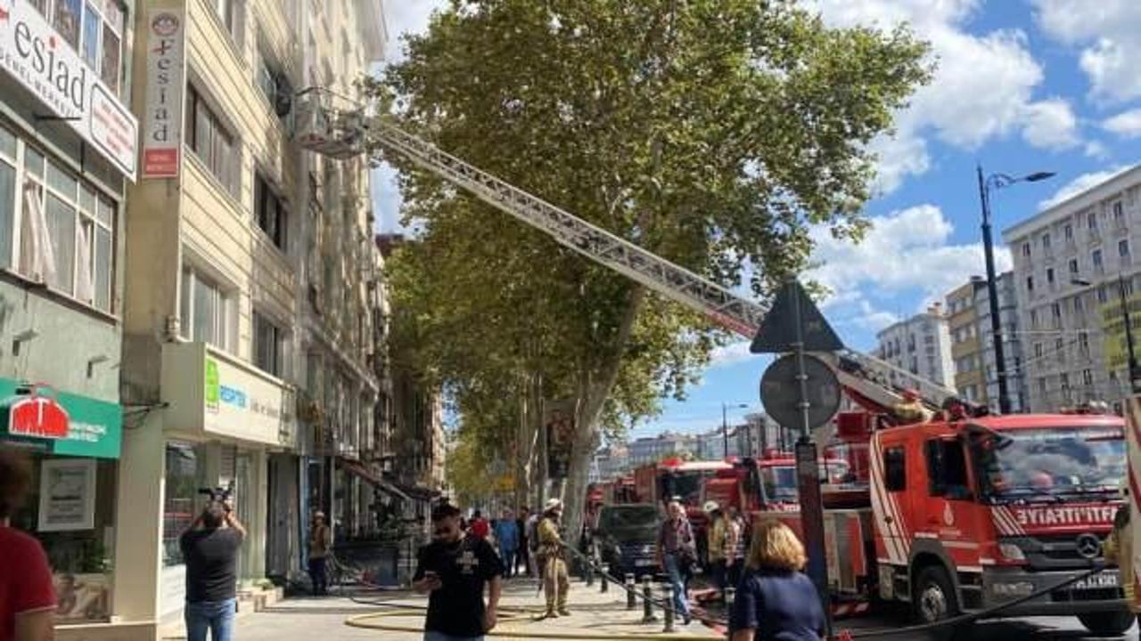 Fatih’te yangın: 2 işçi mahsur kaldı