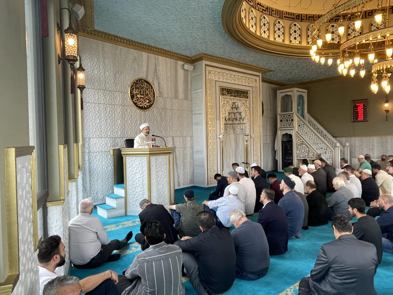 Diyanet İşleri Başkanı Erbaş cuma namazını İsviçre'de kıldı