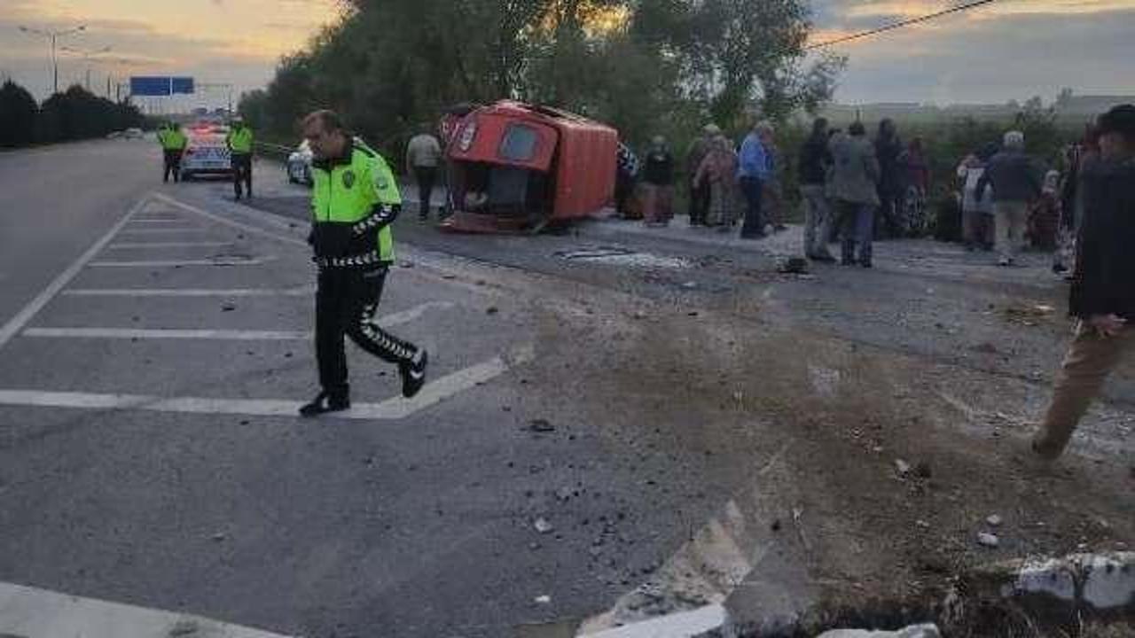 Fındık işçilerini taşıyan minibüs devrildi: 15 yaralı