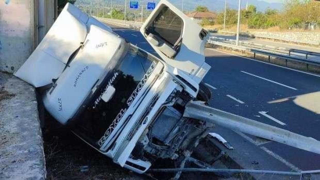 Hafriyat kamyonu bariyerlere saplandı: 1 yaralı