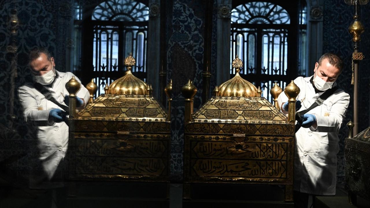 Hırka-i Saadet’in korunduğu oda 5 asırlık gelenekle temizlendi