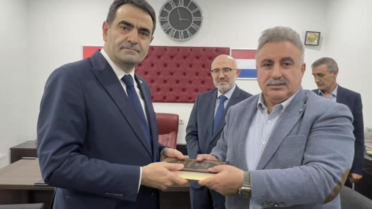 Hollanda’da ırkçı PEGIDA hareketi liderinin yırttığı Kur’an-ı Kerim teslim alındı