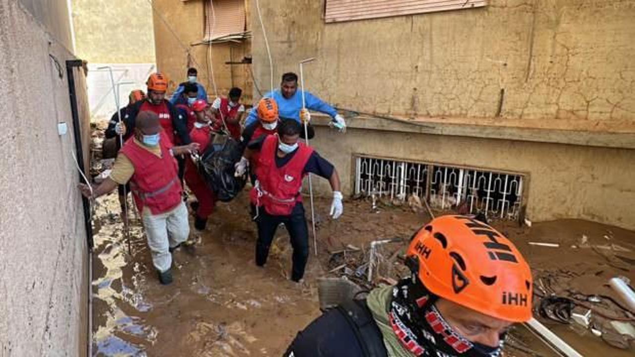 İHH, Libya’ya 15 arama kurtarma görevlisiyle 5 konteyner yardım malzemesi gönderdi