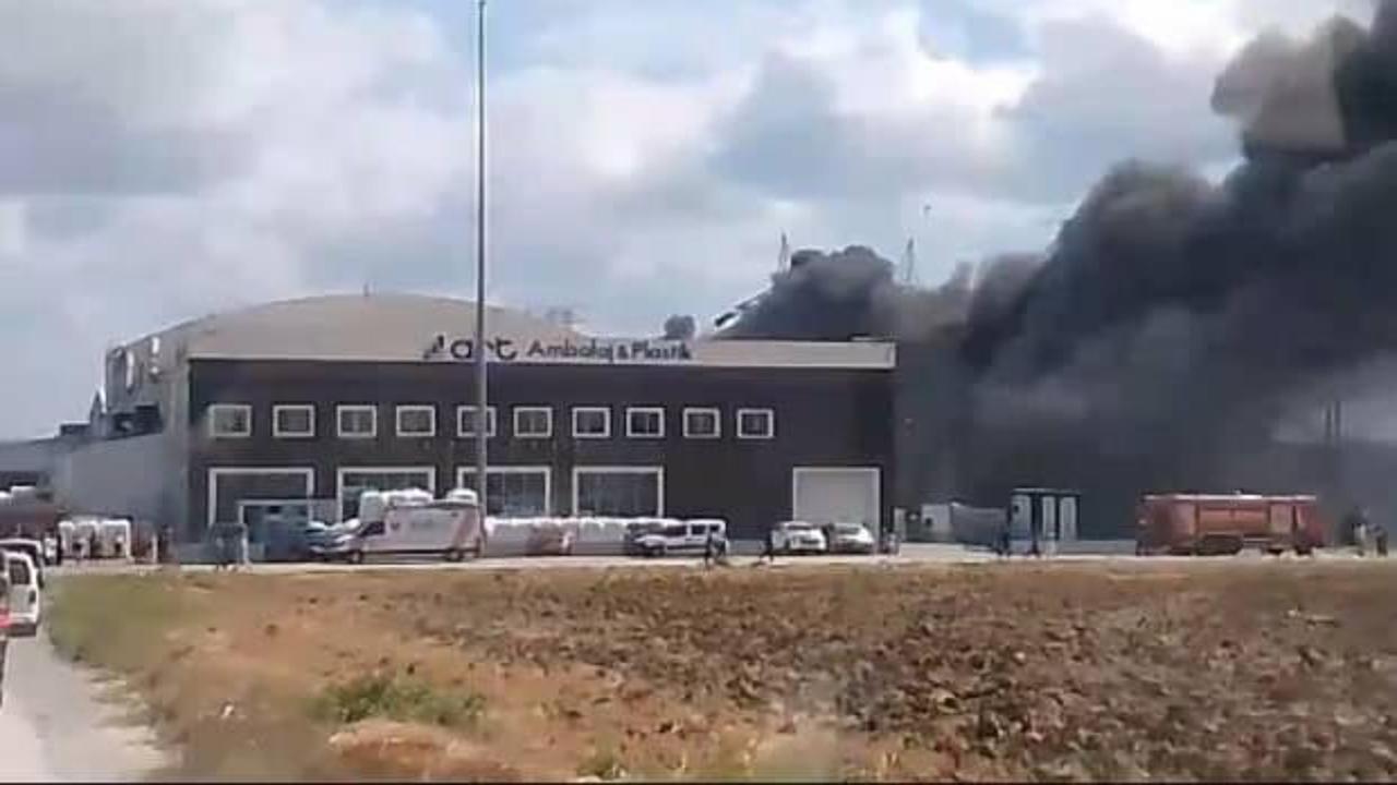 İstanbul’da yangın: Alevler otlardan fabrikaya sıçradı