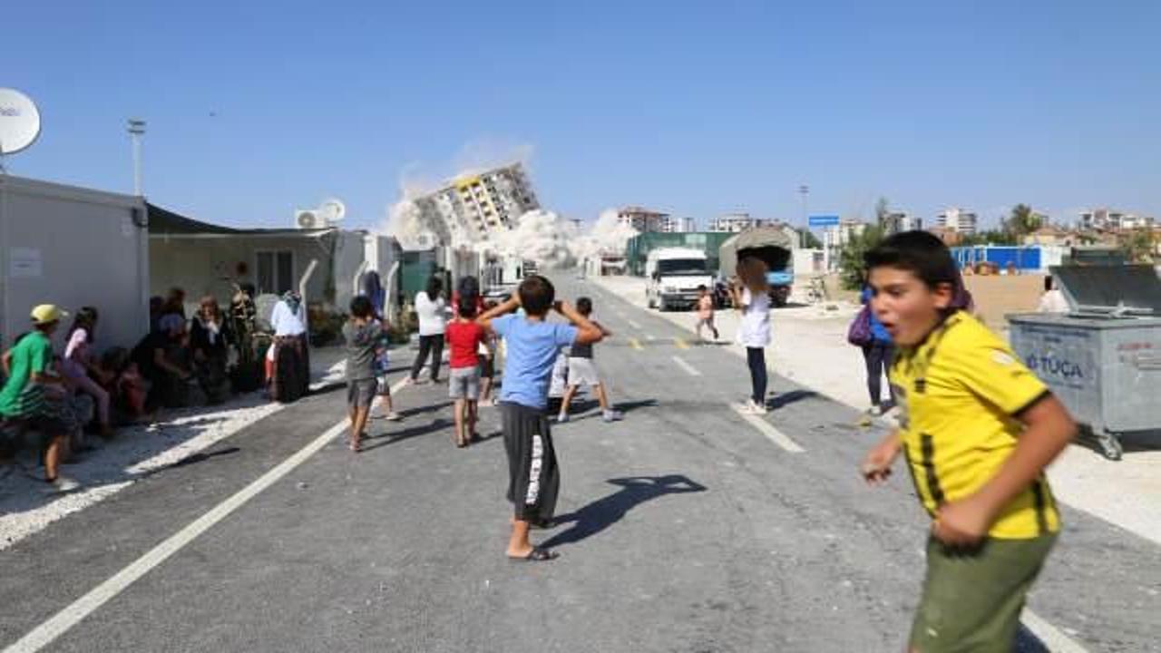 Malatya’da ağır hasarlı bina yıkıldı
