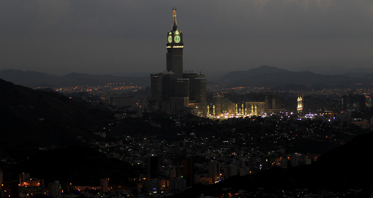Mekke’deki Kraliyet Saat Kulesi’ne yıldırım düştü