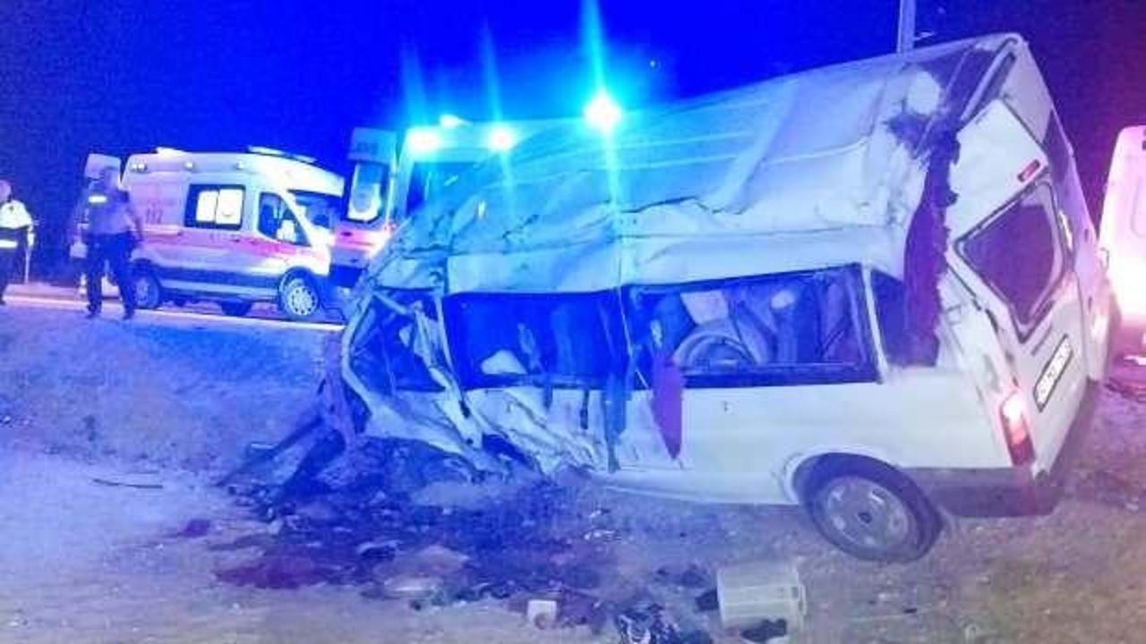 Minibüsle otomobil çarpıştı: 8 yaralı