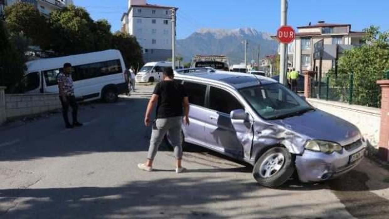 Okul servis minibüsü ile otomobil çarpıştı