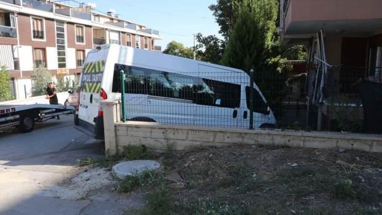 Okul servisiyle otomobil çarpıştı: 9’u öğrenci 14 yaralı