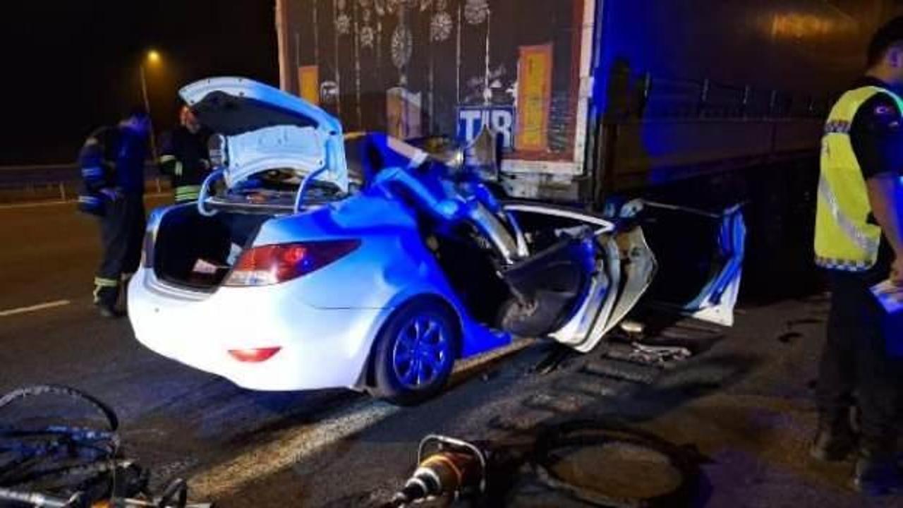 Otomobil, TIR’ın altına girdi: 1 ölü