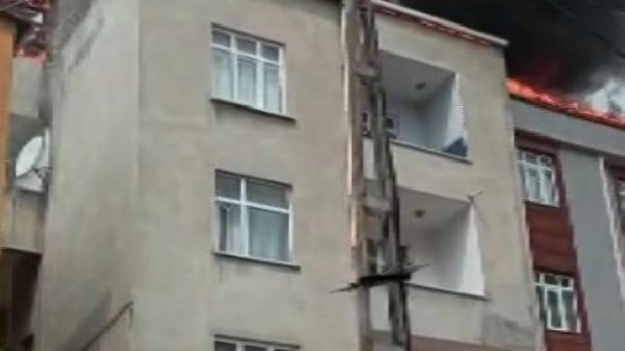 Pendik’te 3 katlı 2 binanın çatısı alev alev yandı