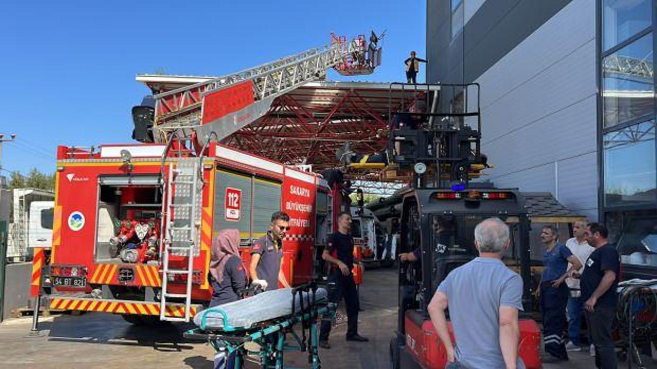 Sakarya’da fabrika çatısından düşen işçi yaralandı