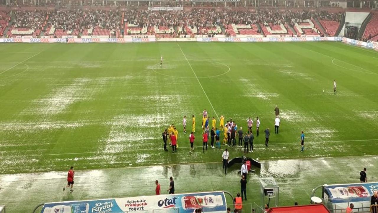 Samsunspor – İstanbulspor maçına yağış engeli! Karşılaşma tatil edildi