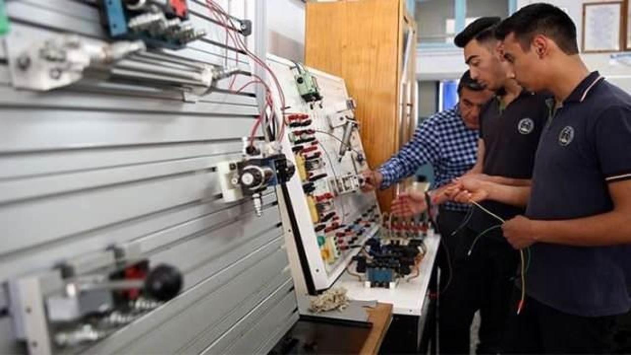 Resmi Gazete’de yayımlandı! Teknik öğretmenlere 75 puan şartı getirildi