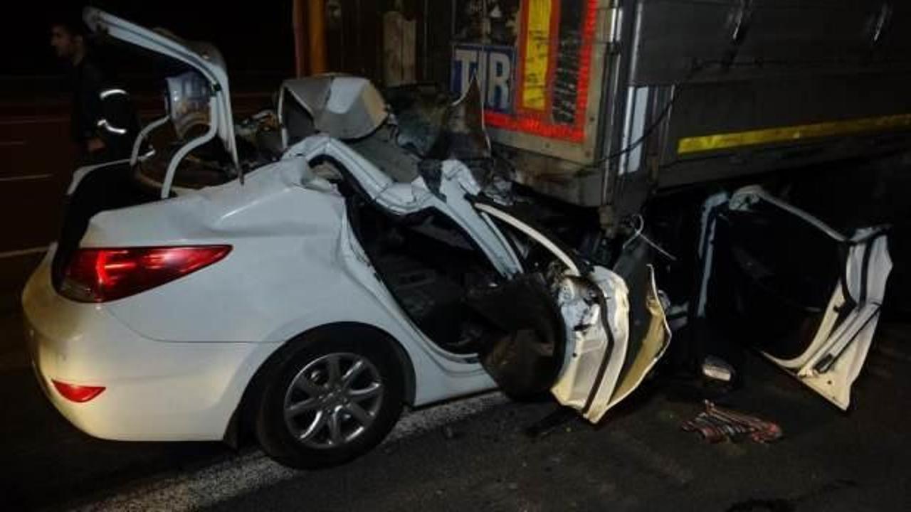 Tıra saplanan otomobil kağıt gibi ezildi!