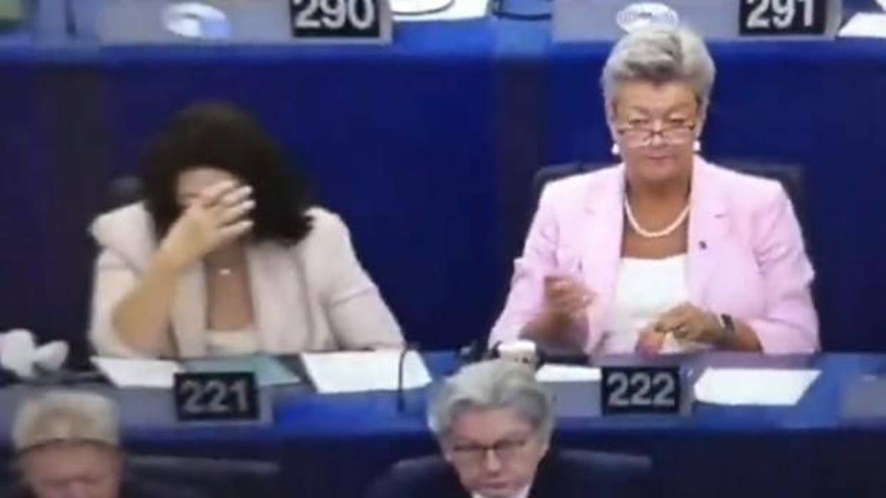 Başkan konuşurken AB Komisyonu üyesi örgü ördü